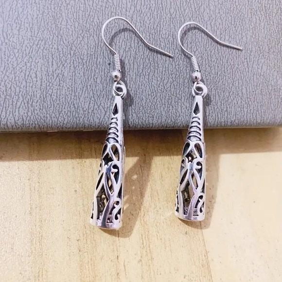 NWOT - Open Design, Filigree Earrings - Picture 5 of 6